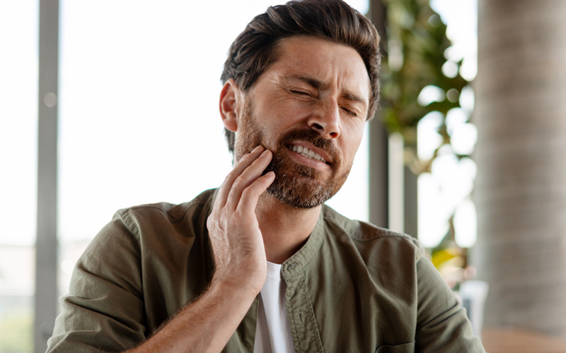 Why-does-one-side-of-my-jaw-hurt-img-d