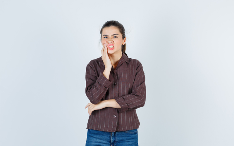 Why-does-one-side-of-my-jaw-hurt-img-e